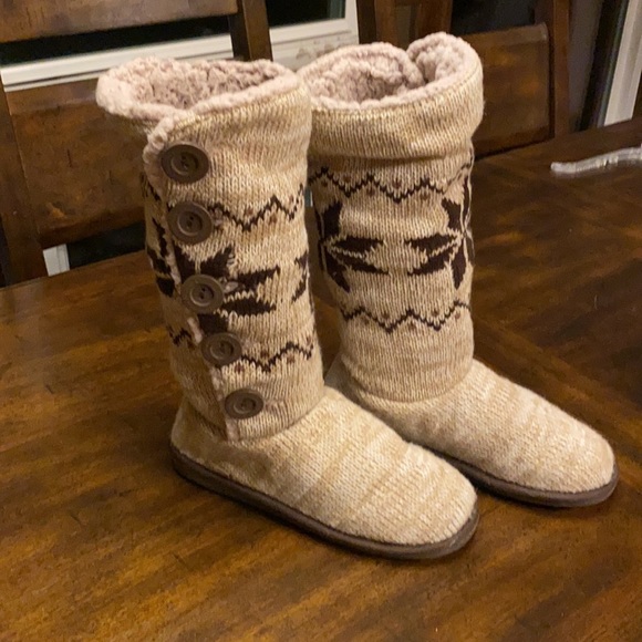 Mukluks a la mode tan/brown knitted boots